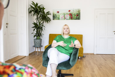 Supervision ist für Lebens- und Sozialberater\*innen ein wesentlicher Teil, um beruflich erfolgreich zu sein aber auch eine wesentliche Säule der eigenen Psychohygiene. Mit Wertschätzung und durch Arbeiten auf Augenhöhe werden die beruflichen Situationen reflektiert und beleuchtet. So erhalten Sie wieder den nötigen Abstand, sodass Ihnen die nächsten Schritte mit Ihren Klienten\*innen wieder mit Leichtigkeit gelingen.