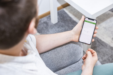 Spaß und Sicherheit im Internet und auf Partys – ein unglaublich wichtiges Thema. Stalking, sexuelle Übergriffe, Körperverletzung; Mobbing, Goosting – diese Dinge gibt es und leider viel zu oft. Wir können nicht garantieren, dass so etwas nie geschehen wird, wir können Dich jedoch vorbereiten wie die Herangehensweise der Täter und Täterinnen ist.