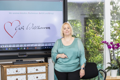 Coachingausbildungen gibt es mittlerweile wie Sand am Meer – weshalb soll ich als diplomierter Lebensberater\*in -psychologischen Berater\*in, Aufstellungsleiter\*in oder Supervisor\*in auch noch eine Coachingausbildung absolvieren? Die Coaching Onlineausbildung am IFGE bietet einen enorm hohen Praxisbezug und Sie lernen jeden einzelnen Schritt, welchen Sie als Coach gemeinsam mit Ihrem Coachee setzen, psychologisch zu betrachten. Dies verhindert, dass das Tempo die Lösung verhindert und gleichzeitig lernen Sie wie Sie mit Ihrem Coachee beim Prozess und der Lösung bleiben können auch ohne jahrelange Aufarbeitung der emotionalen Hindernisgründe.