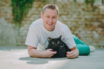 Alexander Stetic betreut nicht nur die Institutstiere, sondern unterrichtet am IFGE erste Hilfe für Hunde und Katzen.