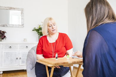 Durch sichtbar machen der Wechselwirkung auf dem Systembrett, werden neue Erkenntnisse und Einsichten möglich. Das Ziel ist, dass Sie im Familiensystem genau den Platz finden, wo Sie sich wohl und kraftvoll fühlen. Frei von Altlasten mit Blick in die Zukunft.