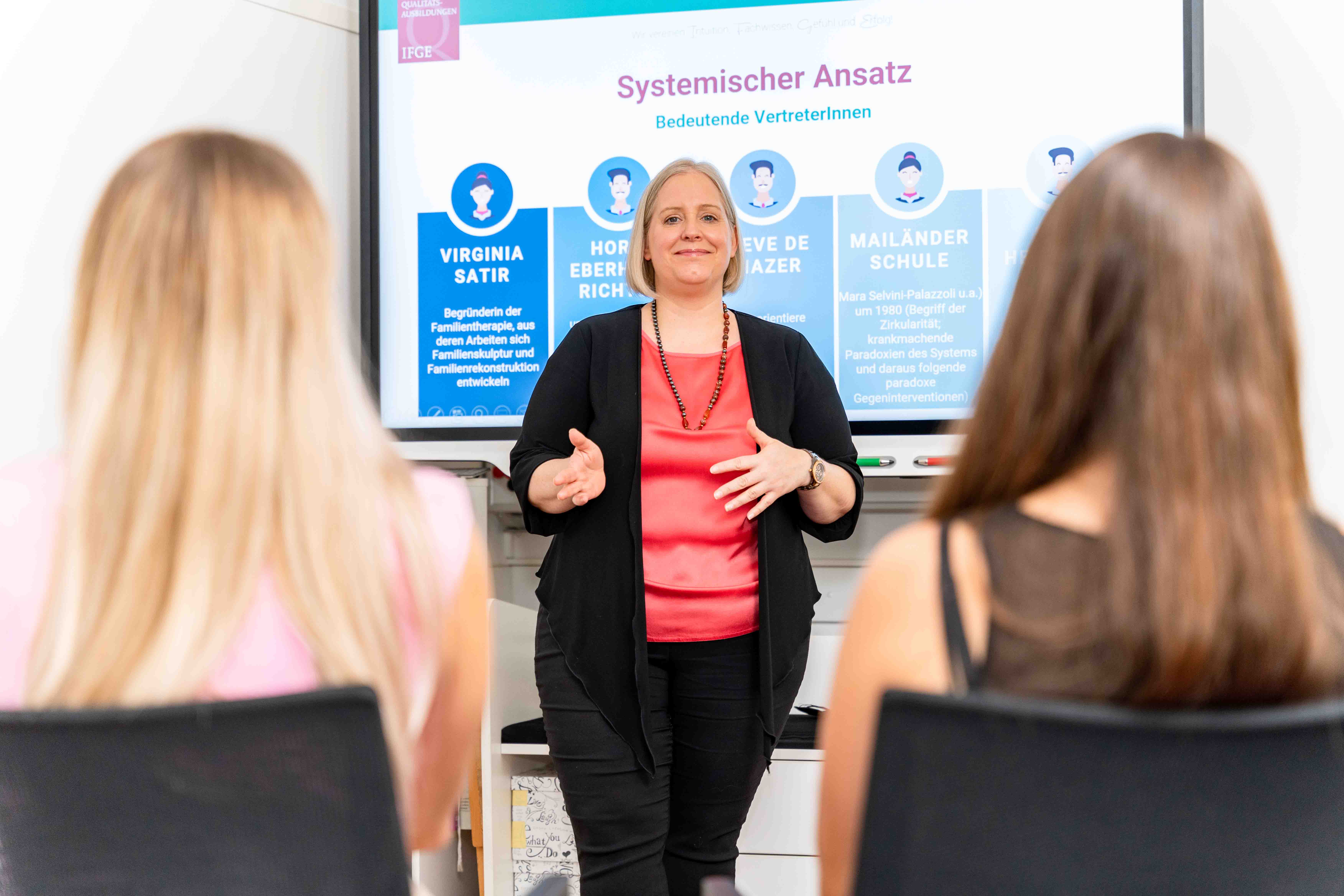 Gruppensupervision mit immer wechselnden Teilnehmer\*innen bieten besonders viel Abwechslung und Bewegung im eigenen Beraterprozess. Zudem ermöglicht eine offene Supervisionsgruppe die Teilnahme immer dann, wenn Sie auch eine Fall haben welchen Sie supervidieren lassen möchten. Solange Sie in Ausbildung zur Lebensberater\*in -psychologischen Berater\*in sind ist es auch eine Möglichkeit noch fehlende Stunden für das Praktikum zu absolvieren.